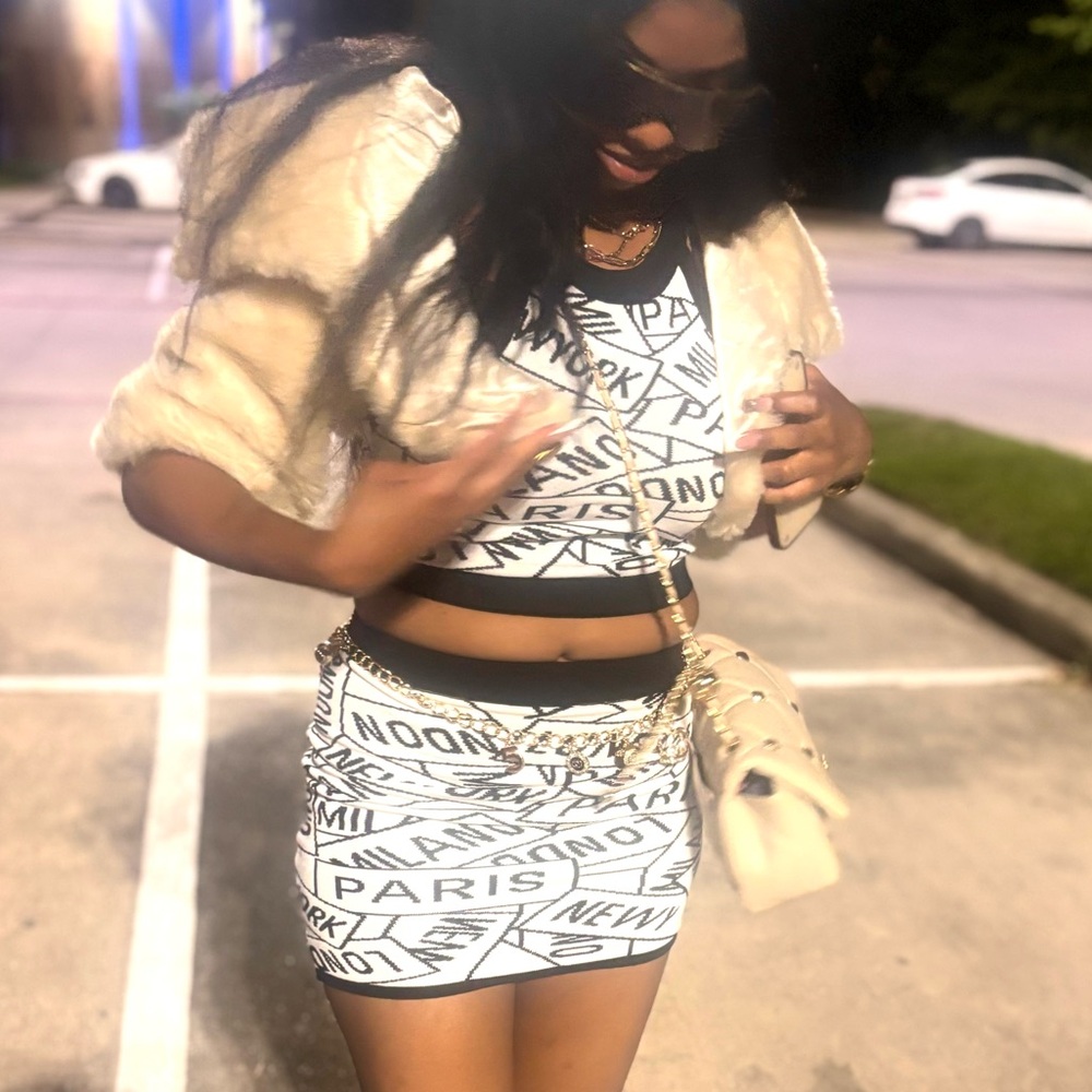 Women's White Graphic Mini Skirt And Crop Top Matching Set - Fashion Brand - Picture 3 of 8